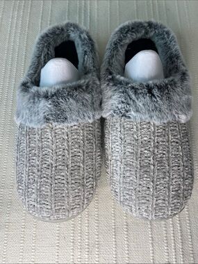 Shoeslocker Women's plush memory foam furry slippers size 10, new in box, gift!